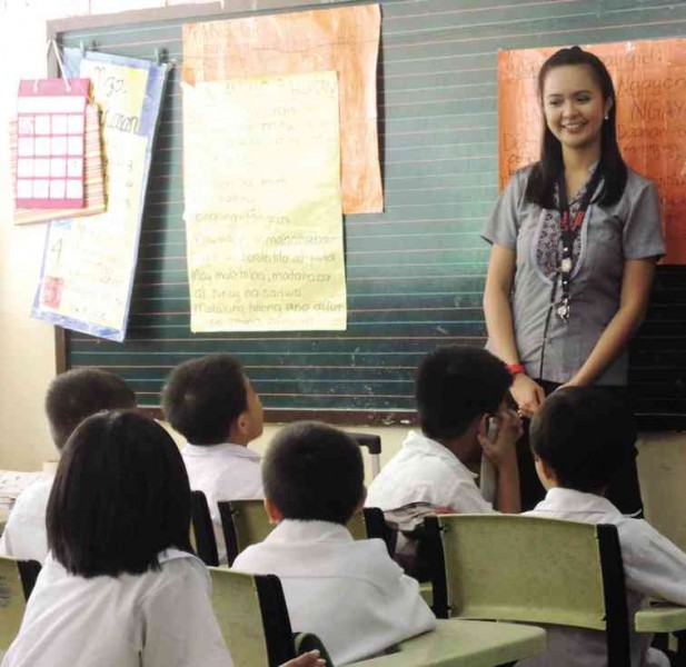 VITA ACOSTA holding class at Malanday Elementary School in Marikina City. CONTRIBUTED PHOTO 