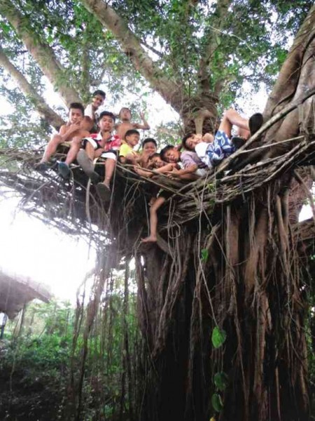 CHILDREN from nearby communities pose at the branched-out reading area of Claro Ramirez’s Honesty Library. Photos by Claro Ramirez/CONTRIBUTOR 