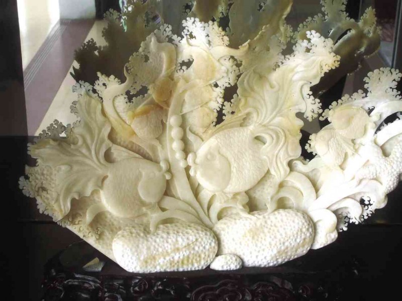 •A giant clam carving in a shop in Tanmen, Hainan