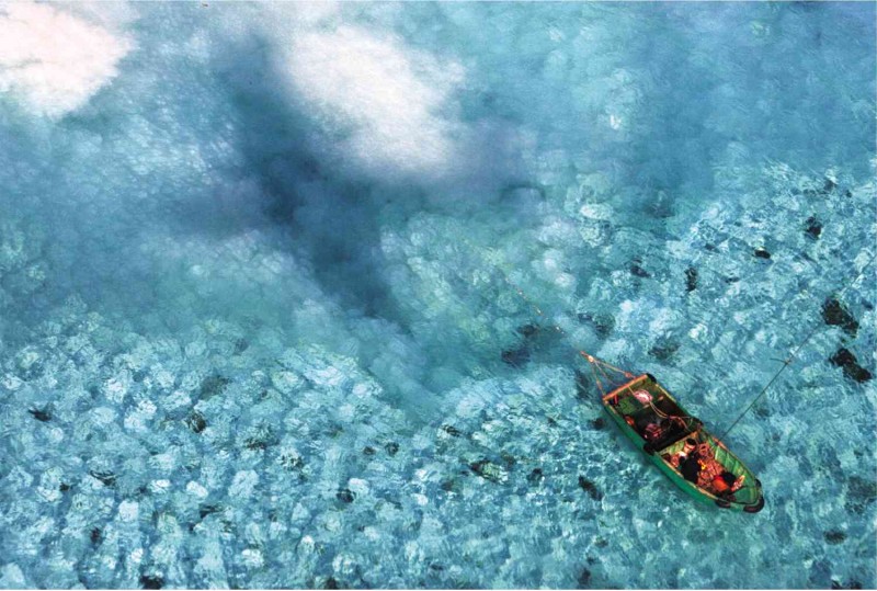 • A Chinese boat scrapes the coral reef bed in Panatag (Scarborough) Shoal off Zambales province. NIÑO JESUS ORBETA