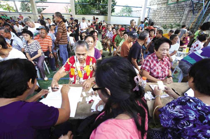 FINANCIAL AID  Hundreds of senior citizens of Barangay Capitol Site in Cebu queue up to receive P1,000 in cash assistance from the barangay. They also received loaves of bread.      JUNJIE MENDOZA/CDN
