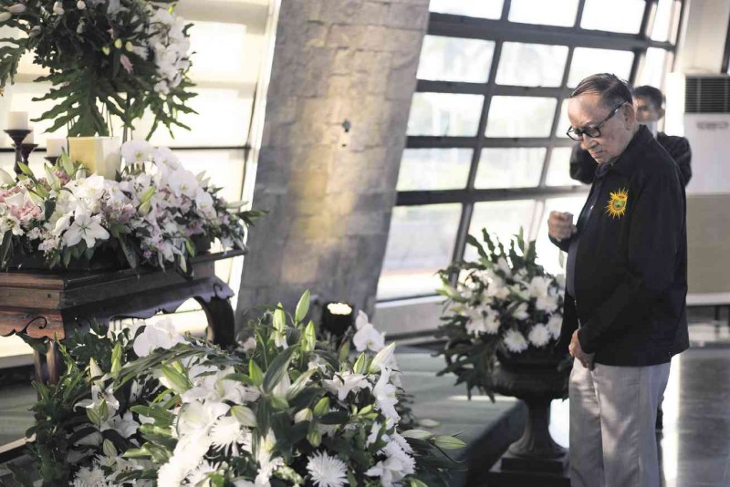 TWO EDSA ICONS Former President Fidel V. Ramos views the flowers surrounding the capsule that contains Magsanoc’s ashes. The two have been described as icons of the Edsa People Power Revolution. ELOISA LOPEZ