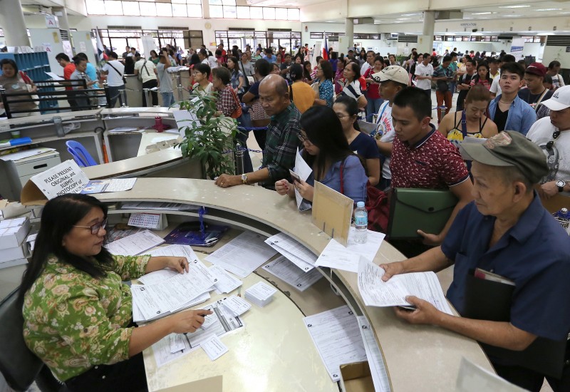 SSS/JANUARY 15, 2016 People fall in line at the Membership Assistance Center of the Social Security System (SSS) Building at East Avenue, Quezon City. INQUIRER PHOTO /RAFFY LERMA