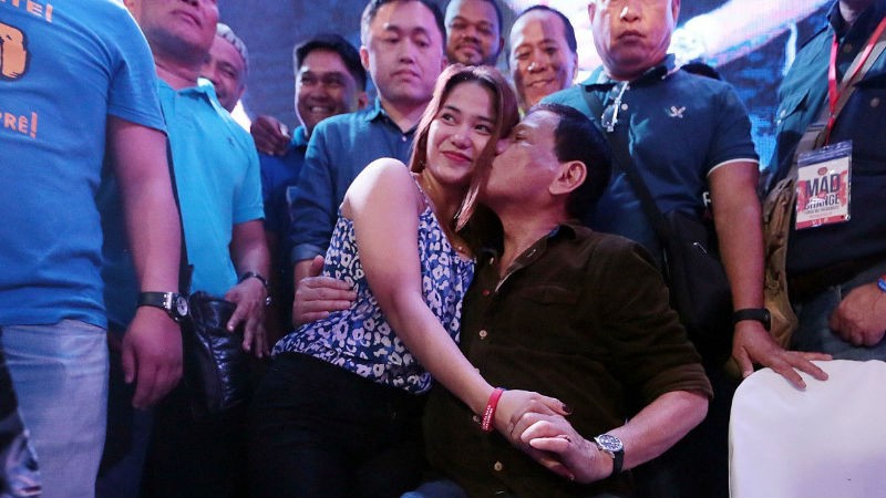 Davao City Mayor Rodrigo Duterte and a supporter during the “Mad for Change” event at Mckinley West Open Field on Sunday, November 29, 2015. INQUIRER FILE PHOTO/GRIG MONTEGRANDE
