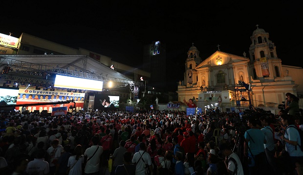 Grace Poe supporters gather at the Plaza Miranda in Quiapo, Manila before the kick off of national elections campaign. EDWIN BACASMAS/INQUIRER