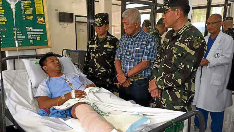SURVIVOR’S STORY AFP Chief of Staff Gen. Hernando Iriberri and Defense Secretary Voltaire Gazmin listen to the story of Capt. Kiblas Mauricio, who survived a clash with Abu Sayyaf bandits in Basilan on Saturday. JULIE S. ALIPALA / INQUIRER MINDANAO