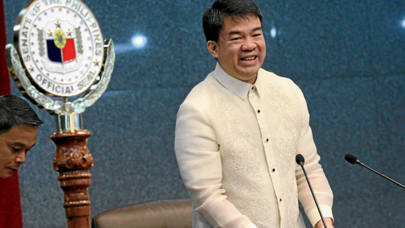 New Senate President Aquilino Koko Pimentel III is all smiles after he was elected with a 20-3 vote on monday at the Senate.  INQUIRER/ MARIANNE BERMUDEZ