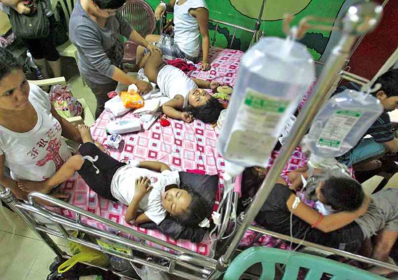 YOUNG VICTIMS Dengue-stricken children share a bed in a hospital in Quezon City. Marianne Bermudez