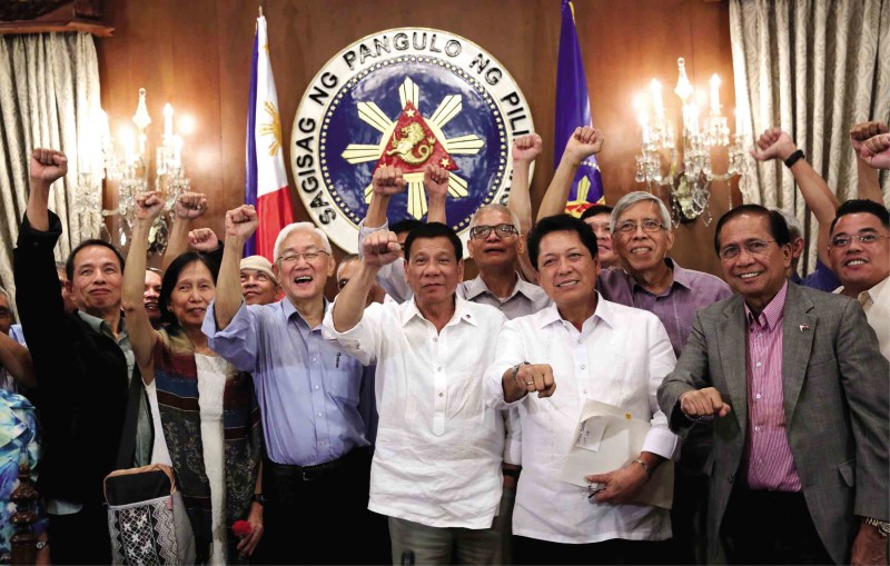 SEEING REDPresident Duterte hosts members of the peace panels of the government and the communist-led National Democratic Front of the Philippines at Malacañang’s state dining room on Monday night. The panels are scheduled to resume formal negotiations in Oslo, Norway, next week. MALACAÑANG PHOTO