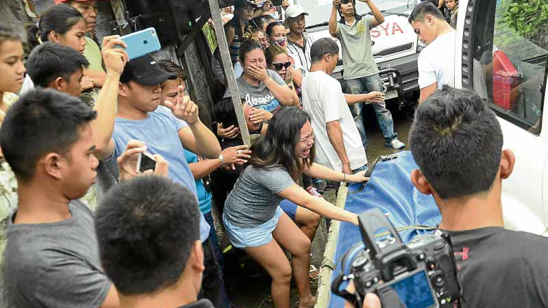 The youngest daughter of slainMayor Rolando Espinosa, Chesney, wails upon seeing her father’s body as it was being brought out of the Baybay jail where hewas killed bymembers of the Criminal Investigation and Detection Group purportedly during a shootout. —ROBERT DEJON