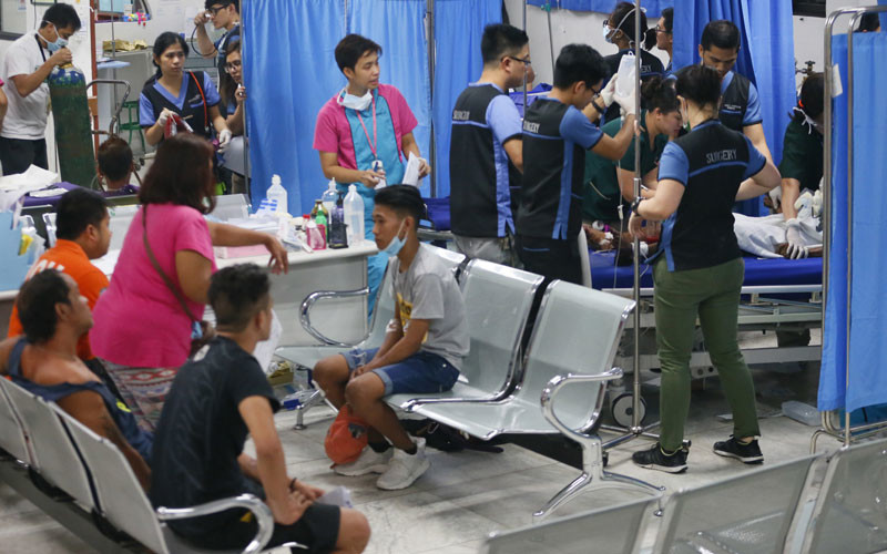 Doctors treat victims for mostly firecracker-related injuries, during a raucous celebration of New Year Sunday, Jan. 1, 2017 in Manila, Philippines. The country's notorious tradition of dangerous New Year's Eve celebrations persisted after President Rodrigo Duterte delayed to next year his ban on the use of powerful firecrackers, often worsened by celebratory gunfire.(AP Photo/Bullit Marquez)